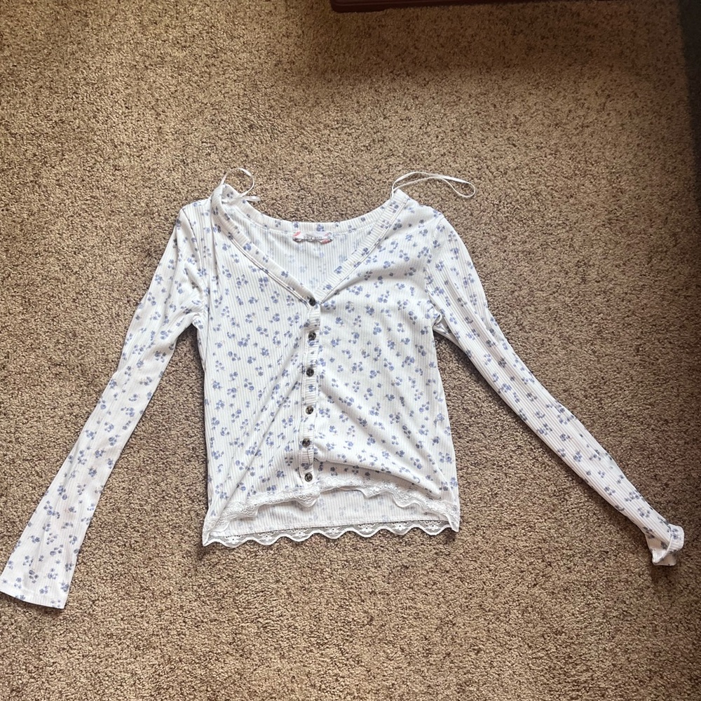 Pink rose top! That add style to your looks! Cute long sleeve with blue flowers!